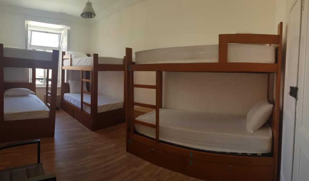 Номер (Спальное место на двухъярусной кровати в общем номере для мужчин и женщин) хостела Just Lisbon, Лиссабон