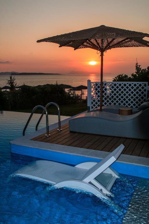 Сьюит (Люкс для новобрачных с собственным бассейном) апартамента Paralia Luxury Suites, Агиос Стефанос, Пелопонесс, Западная Греция и Ионния