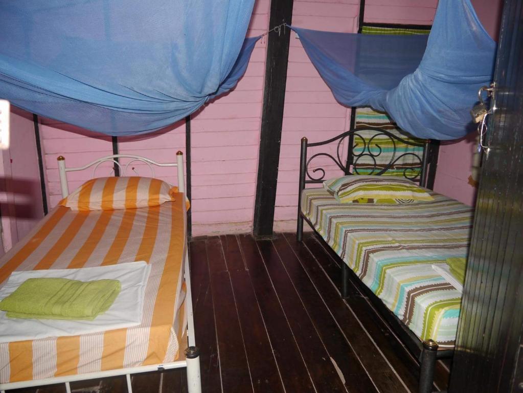 Двухместный (Двухместный номер с 2 отдельными кроватями и общей ванной комнатой) гостевого дома New Phiman Riverview Guesthouse, Бангкок