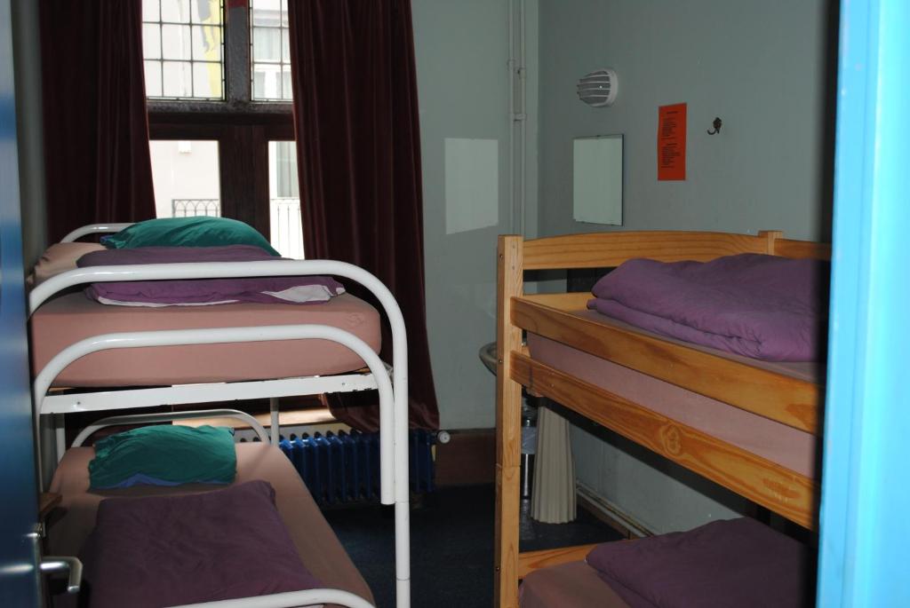 Номер (Кровать в общем 6-местном номере для мужчин и женщин) хостела Charlie Rockets Youth Hostel, Брюгге
