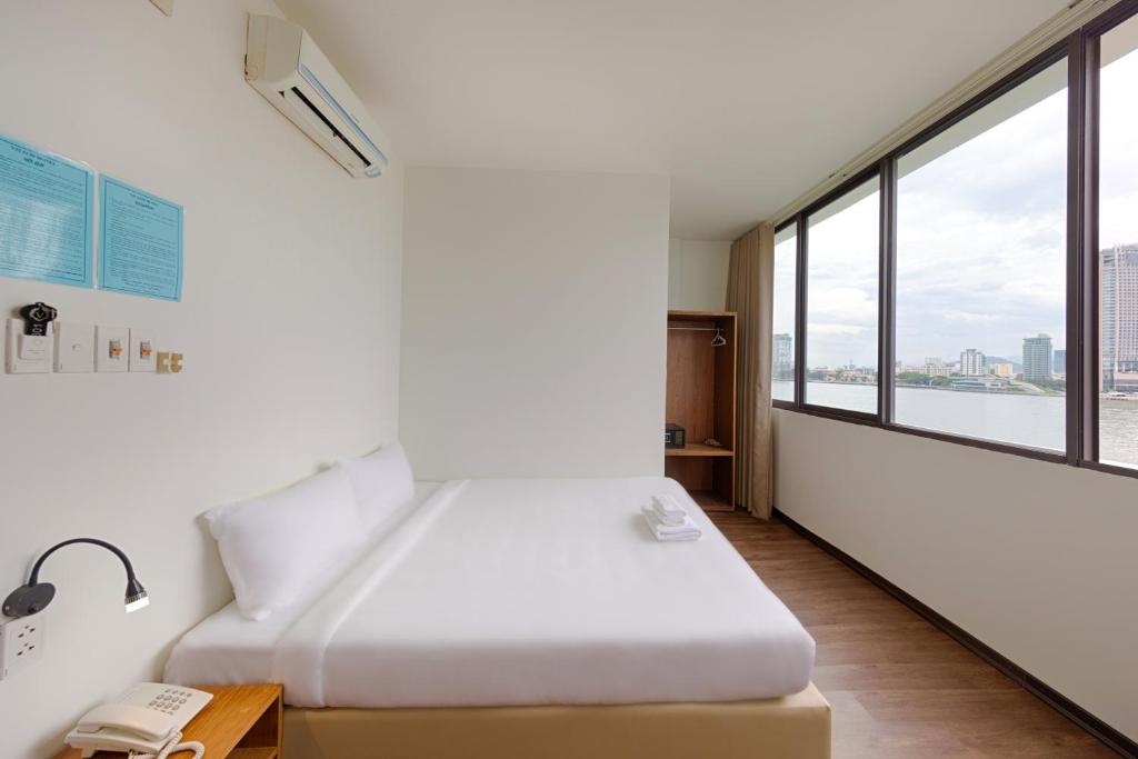 Двухместный (Номер Делюкс с кроватью размера «queen-size») отеля Vitalis Riverside Hotel, Дананг