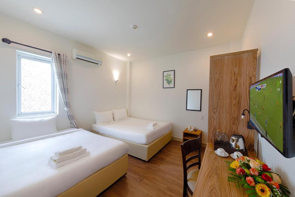 Трехместный (Стандартный трехместный номер) отеля Vitalis Riverside Hotel, Дананг