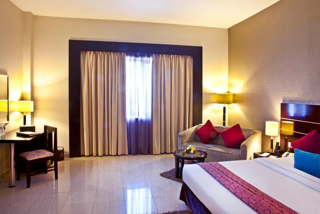 Сьюит (Полулюкс) отеля Landmark Riqqa Hotel, Дубай