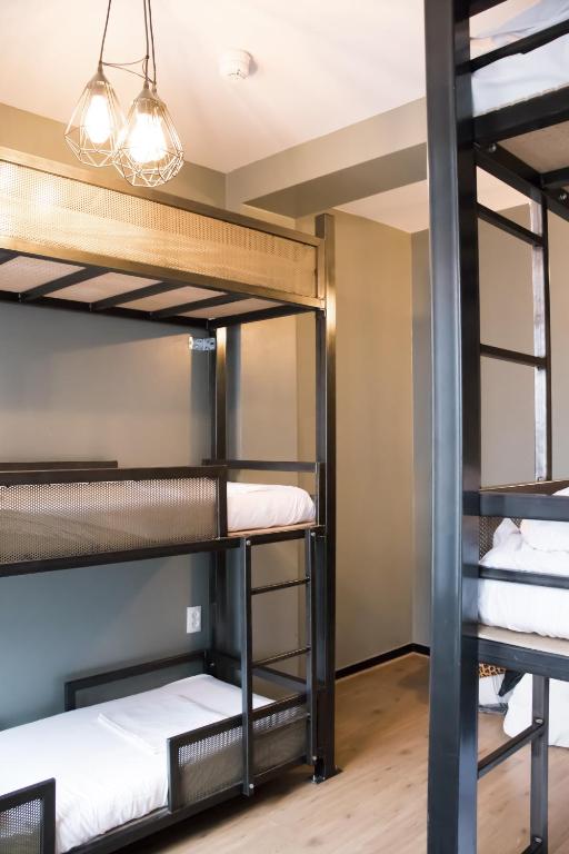 Номер (Спальное место в общем номере для мужчин и женщин с 15 кроватями и ванной комнатой) хостела Amsterdam Hostel Annemarie, Амстердам