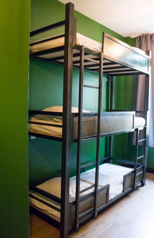 Номер (Кровать в 21-местном общем номере для мужчин и женщин с общей ванной комнатой) хостела Amsterdam Hostel Annemarie, Амстердам