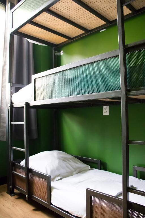Двухместный (Двухместный номер с 2 отдельными кроватями и общей ванной комнатой) хостела Amsterdam Hostel Annemarie, Амстердам