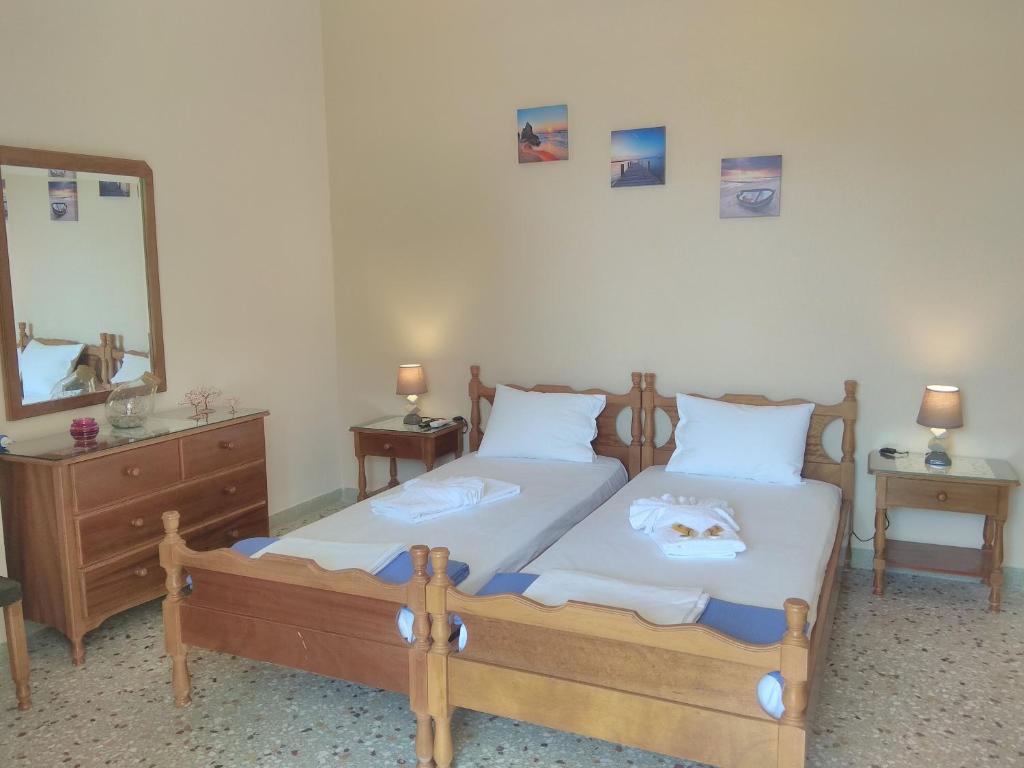 Двухместный (Стандартный двухместный номер с 2 отдельными кроватями и видом на сад) апарт-отеля Aegina Finikas Rooms, Агия-Марина