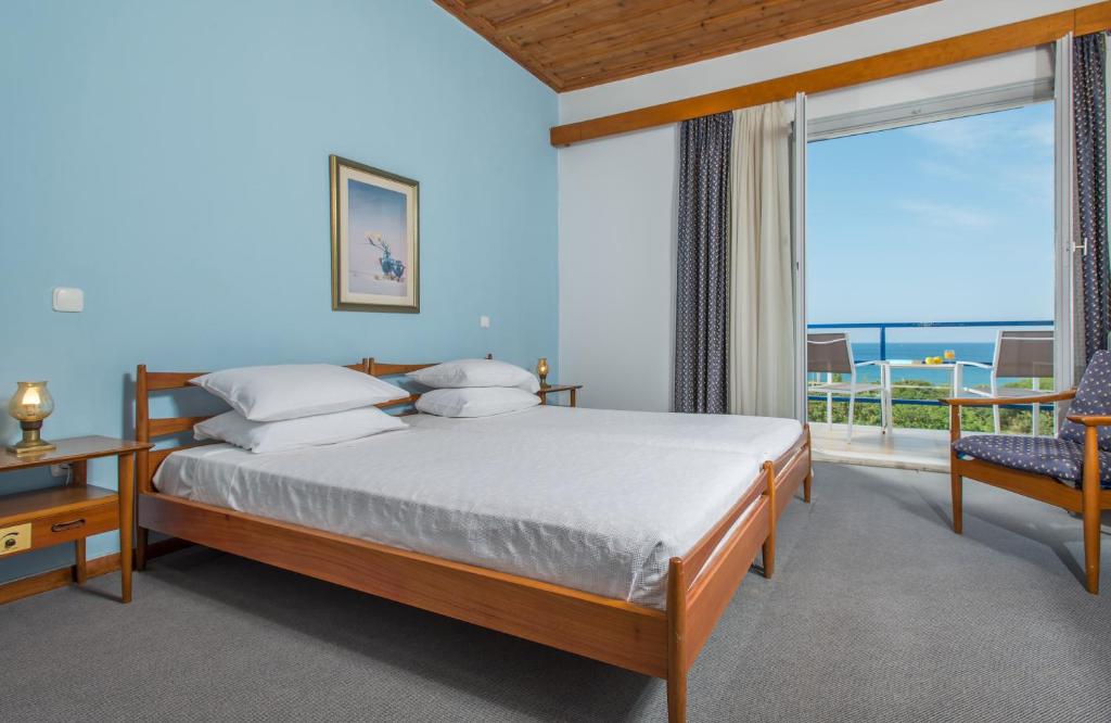 Двухместный (Специальное предложение — Двухместный номер с 2 отдельными кроватями и видом на море) отеля Delfinia Hotel & Bungalows, Митимна