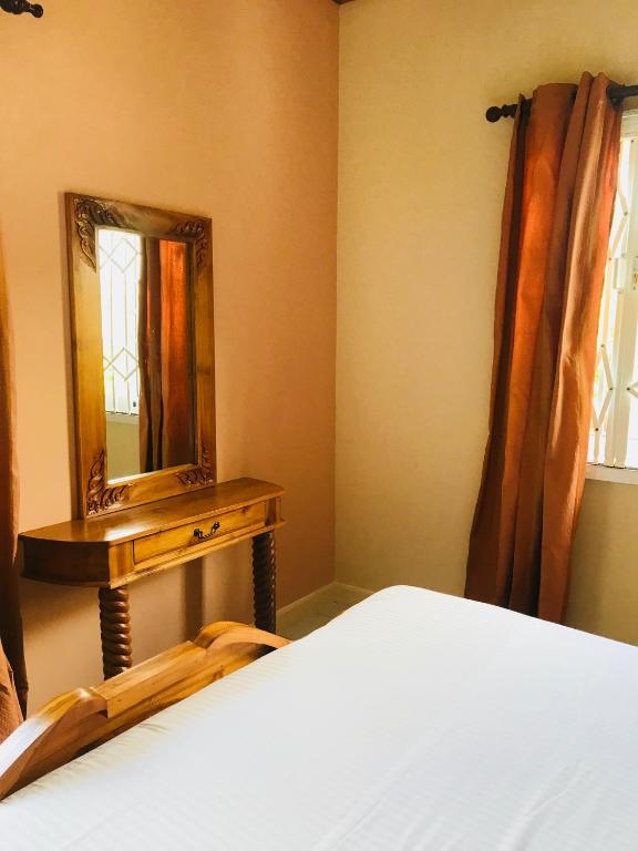 Двухместный (Двухместный номер с 1 кроватью и патио) гостевого дома Villa Source D'argent, Ла-Диг