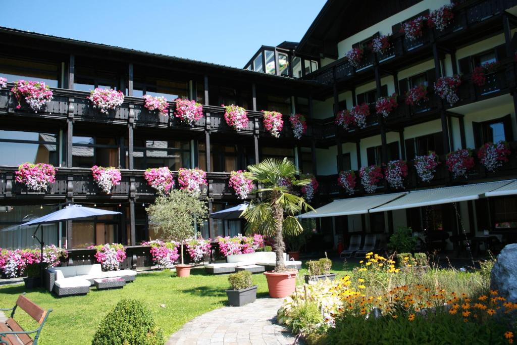 Трехместный (Трехместный номер с балконом) отеля Hotel Lindwurm, Бад-Ишль