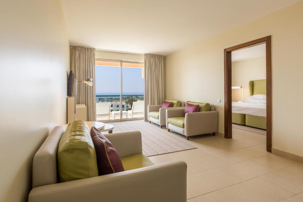 Семейный (Люкс с 2 спальнями, вид на море) отеля Sao Rafael Suites - All Inclusive, Албуфейра