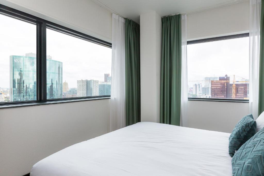 Двухместный (Улучшенный двухместный номер с 1 кроватью, вид на город) отеля The James Rotterdam, Роттердам
