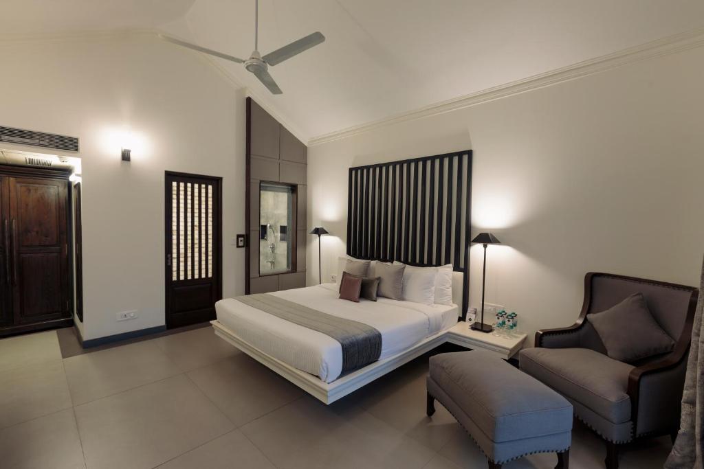 Двухместный (Номер с кроватью размера «king-size» и видом на бассейн) курортного отеля Andores Resort And Spa, Калангут