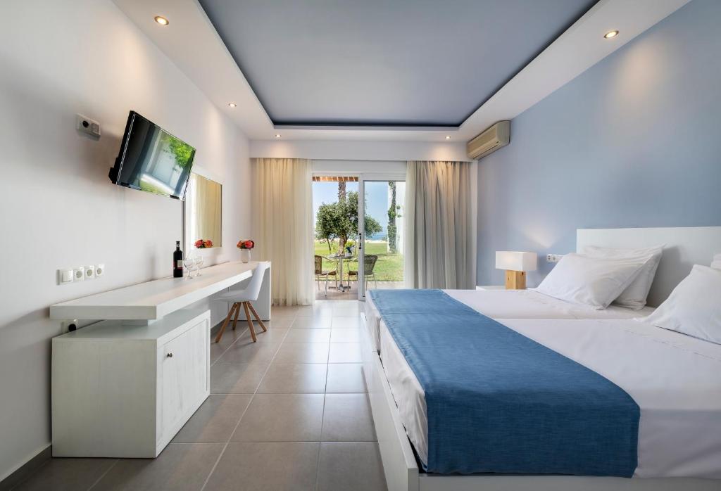 Двухместный (Улучшенный двухместный номер с боковым видом на море (для 2 взрослых и 1 ребенка)) курортного отеля Gaia Royal, Мастихарион