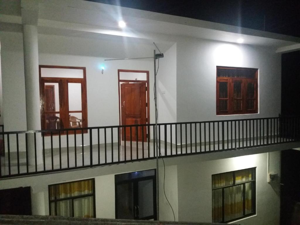 Семейный (Семейный номер с балконом) семейного отеля Kumudu Holiday Home, Анурадхапура
