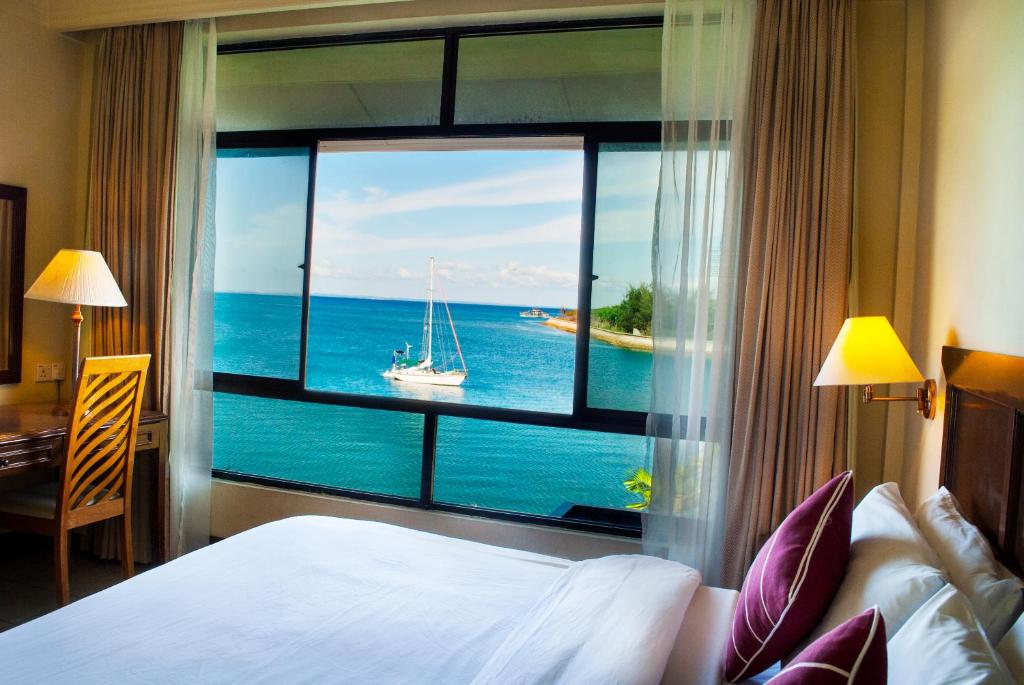 Двухместный (Номер Делюкс с кроватью размера «king-size» и видом на море) курортного отеля Kudat Golf & Marina Resort, Кота-Кинабалу