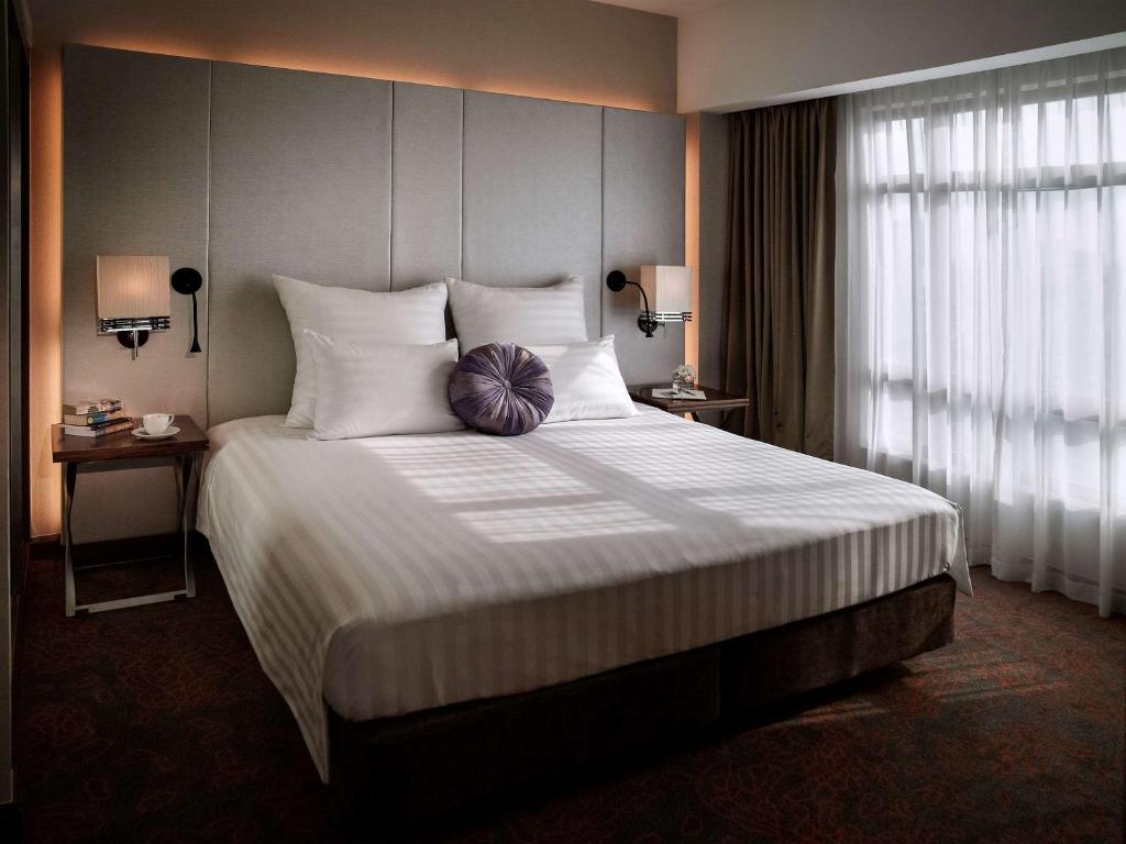 Сьюит (Представительский люкс с кроватью размера «king-size», гостиной и доступом в лаундж) отеля Pullman Hanoi, Ханой