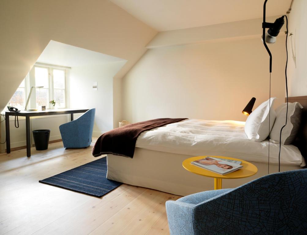 Двухместный (Более просторный номер Делюкс с 1 кроватью размера «king-size» и видом на море и сад) отеля Hotel Skeppsholmen, Стокгольм