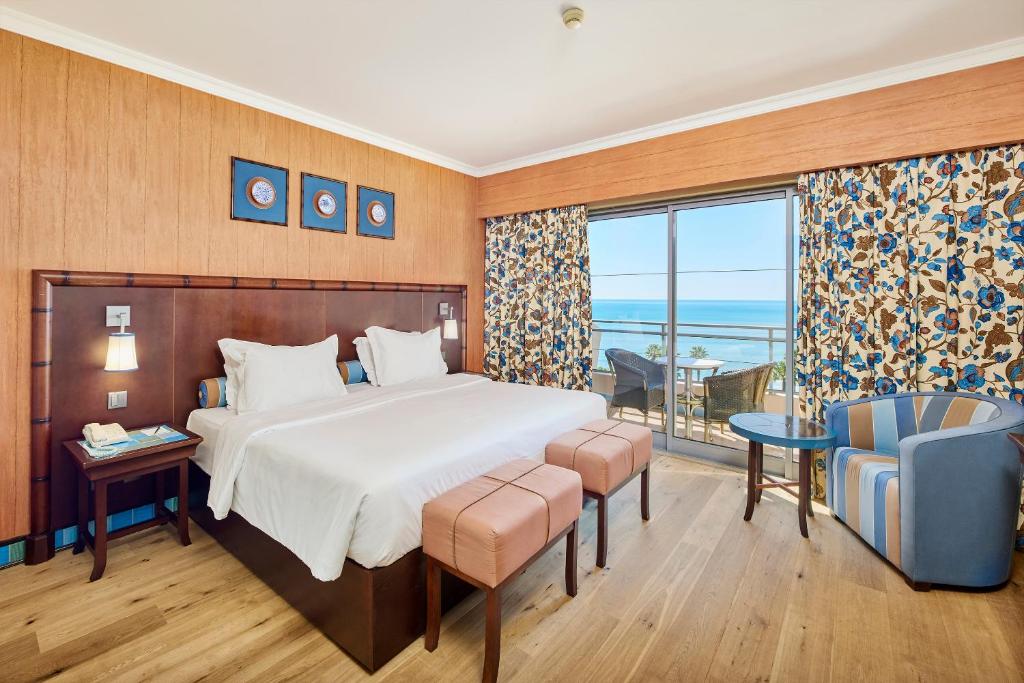 Двухместный (Двухместный номер с 1 кроватью или 2 отдельными кроватями, вид на море (для 2 взрослых и 1 ребенка в возрасте до 12 лет)) отеля Grande Real Santa Eulalia Resort & Hotel Spa, Албуфейра