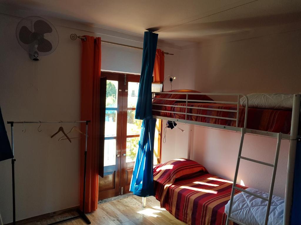 Номер (Спальное место на двухъярусной кровати в общем номере для мужчин и женщин) гостевого дома Horta Grande, Силвеш