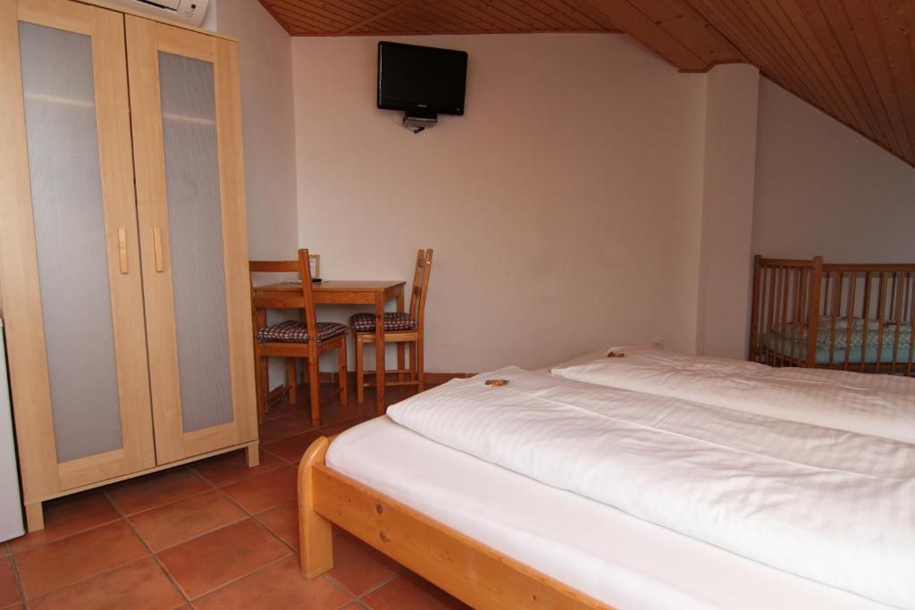 Двухместный (Двухместный номер Делюкс с 1 кроватью и душем) отеля Kreta, Кутна-Гора