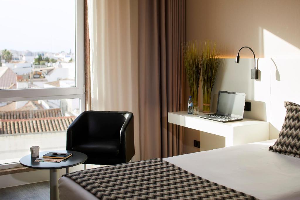 Двухместный (Улучшенный двухместный номер с 1 кроватью или 2 отдельными кроватями) отеля Hotel Faro & Beach Club, Фару