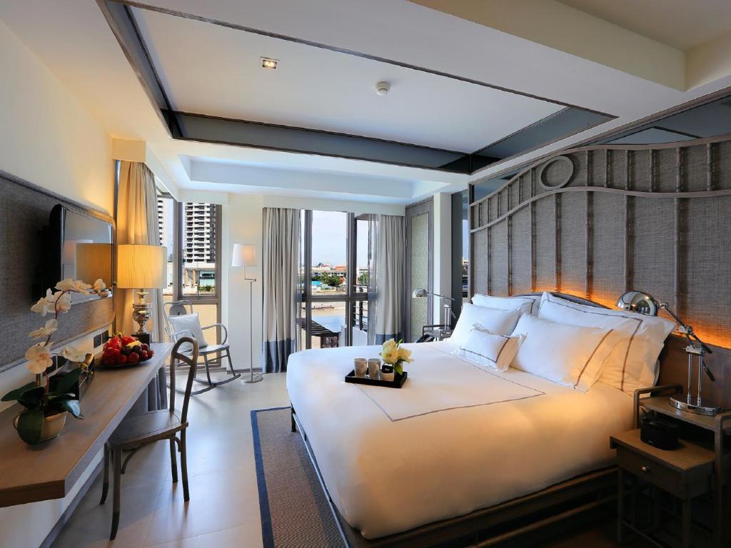 Двухместный (Улучшенный номер с кроватью размера «king-size» без балкона и с видом на реку) отеля Riva Surya Bangkok, Бангкок