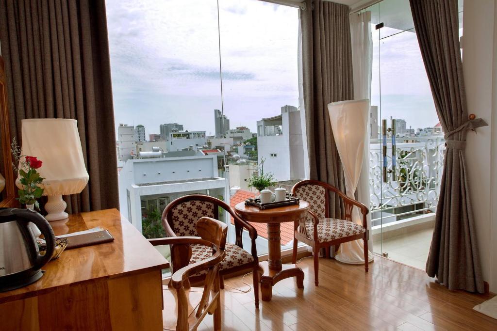 Апартаменты (Апартаменты с балконом) отеля Rex Hotel & Apartment, Нячанг