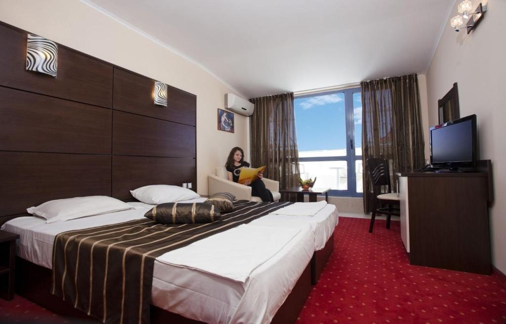 Двухместный (Улучшенный двухместный номер с 1 кроватью (для 2 взрослых и 1 ребенка)) отеля Hotel Royal - Все включено, Золотые Пески