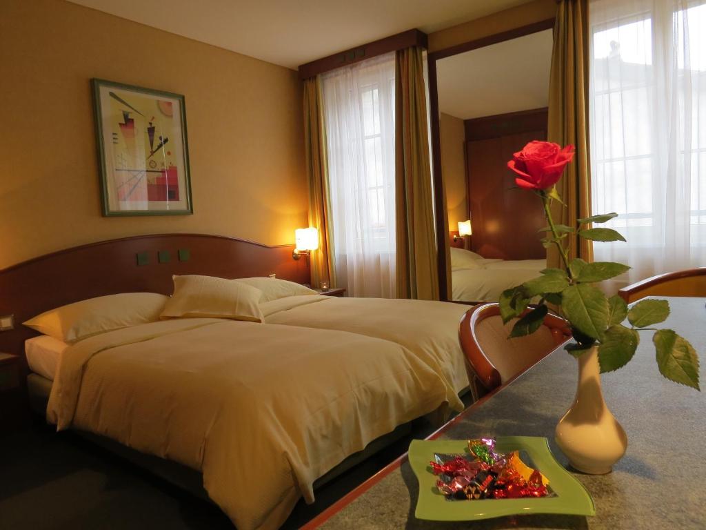 Двухместный (Бюджетный двухместный номер с 2 отдельными кроватями) отеля Hôtel du Port, Лозанна