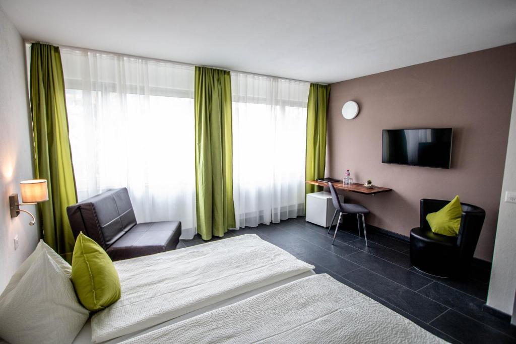 Двухместный (Двухместный номер «Комфорт» с 2 отдельными кроватями) отеля Hotel AM Schloss, Тун