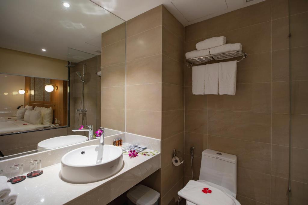 Трехместный (Трехместный номер Делюкс) отеля Majestic Premium Hotel, Нячанг