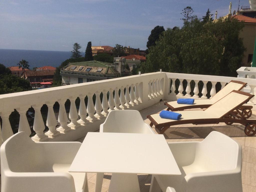 Сьюит (Люкс с террасой и видом на море) отеля Grand Hotel & Des Anglais, Сан-Ремо