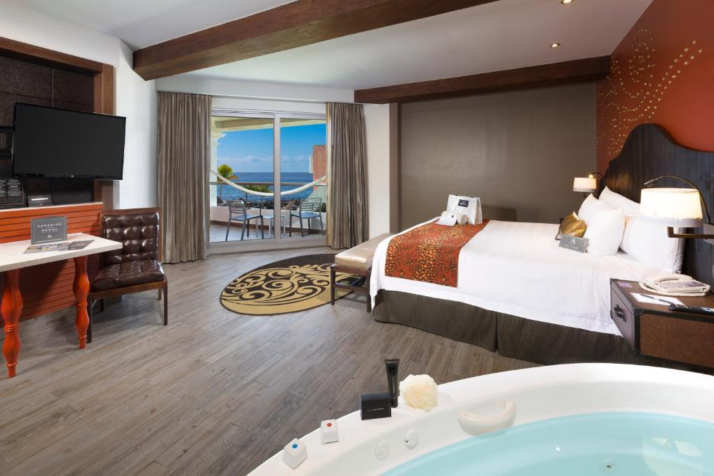 Двухместный (Номер Делюкс «Алмаз» с кроватью размера «king-size») курортного отеля Hard Rock Hotel Riviera Maya - Hacienda All Inclusive, Пуэрто-Авентурас