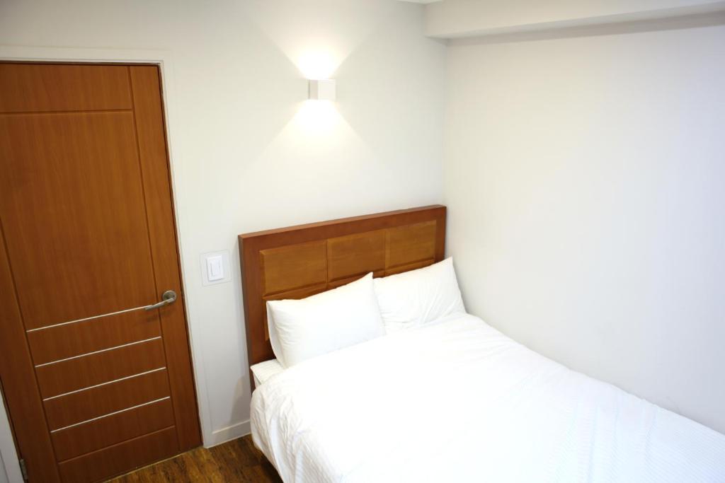 Двухместный (Двухместный номер с 1 кроватью и собственной ванной комнатой) отеля Charm Hotel, Сеул