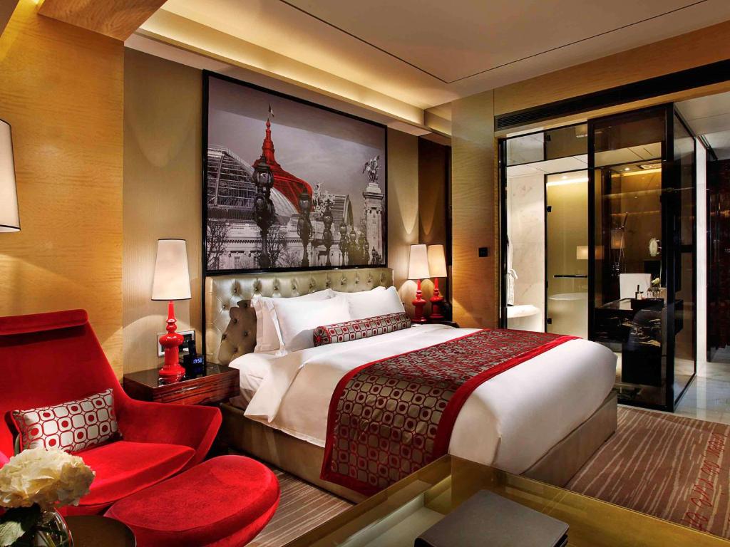 Двухместный (Улучшенный номер с кроватью размера «king-size» и возможностью посещения представительского лаунджа) отеля Sofitel Guangzhou Sunrich, Гуанчжоу