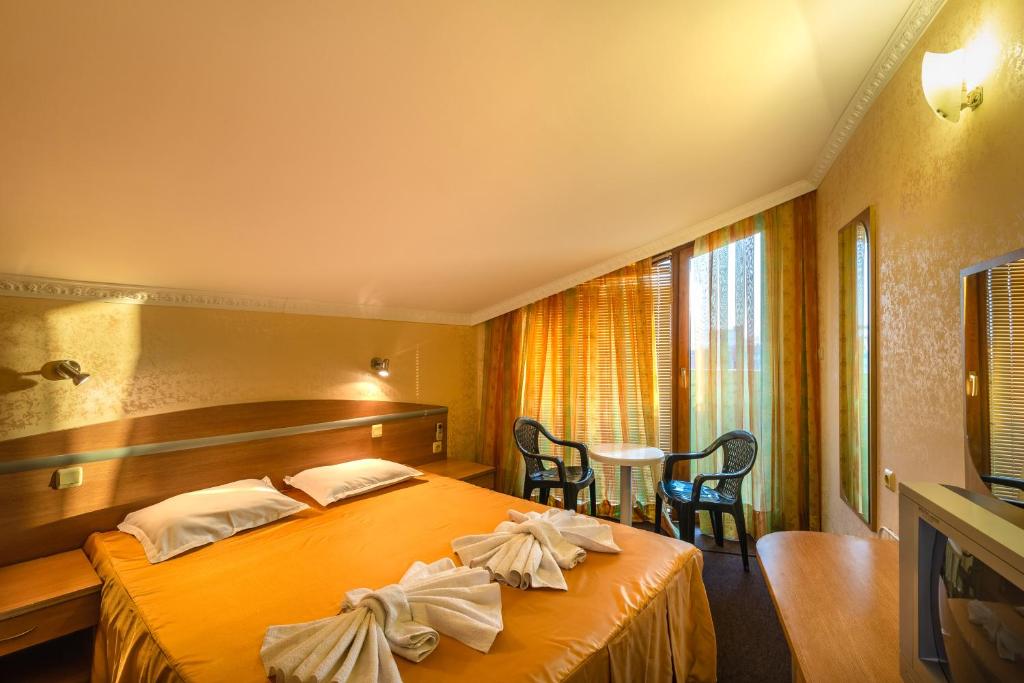 Двухместный (Двухместный номер с видом на море - Мансарда) отеля Hotel Zeus, Поморие