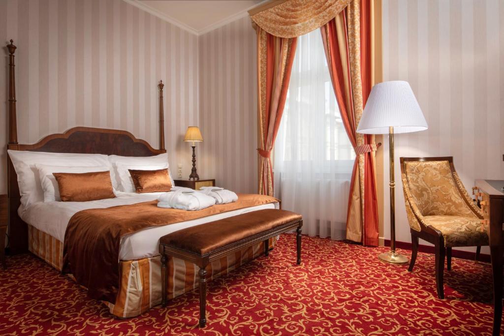 Двухместный (Двухместный номер Делюкс с 1 кроватью или 2 отдельными кроватями и новогодним праздничным ужином) отеля Danubius Grand Hotel Margitsziget, Будапешт