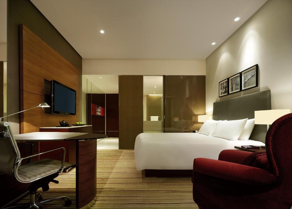 Двухместный (Номер Делюкс с кроватью размера «king-size») отеля Hyatt Regency Hong Kong Tsim Sha Tsui, Гонконг (город)