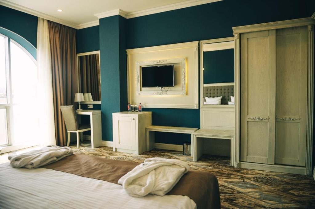 Двухместный (Улучшенный номер с кроватью размера «king-size») отеля Emerald Suite, Баку