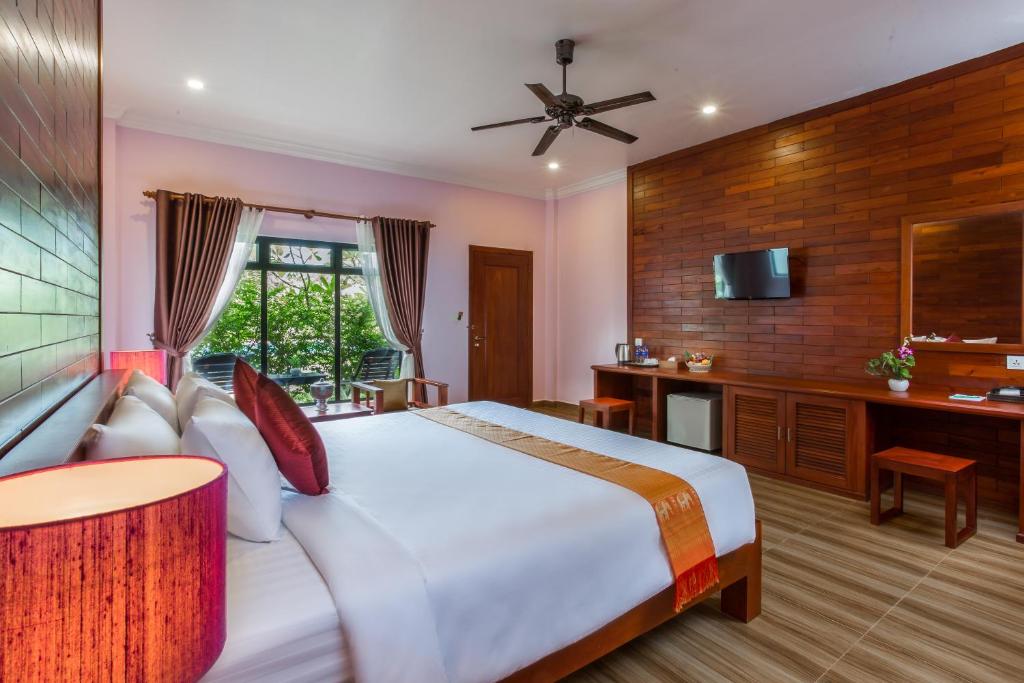 Двухместный (Двухместный номер Делюкс с 1 кроватью - Вид на сад и бассейн - Бесплатный трансфер до отеля) отеля Angkor Angel Boutique Villa, Сием Рип