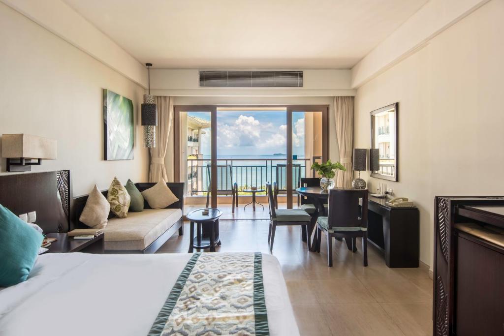 Двухместный (Двухместный номер «Премьер» с 1 кроватью или 2 отдельными кроватями, панорамный вид на океан (180°)) курортного отеля Howard Johnson Resort Sanya Bay, Санья