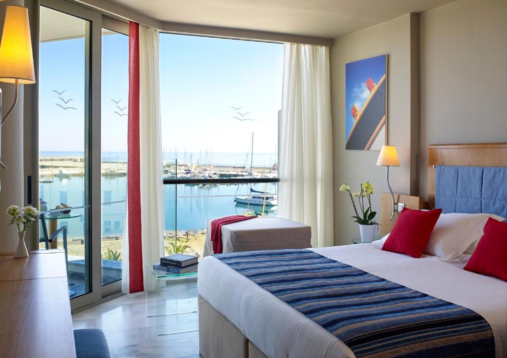Двухместный (Улучшеный номер с видом на море) отеля Kyma Suites Beach Hotel, Ретимно, Крит