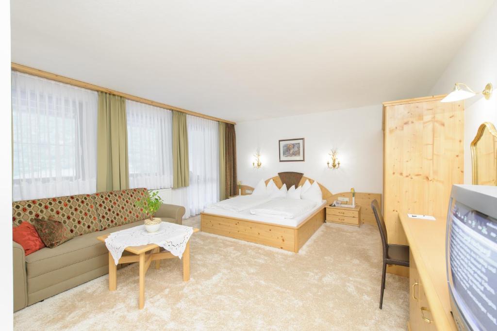 Двухместный (Улучшенный двухместный номер с 1 кроватью и балконом) отеля Hotel Olympia, Обергургль