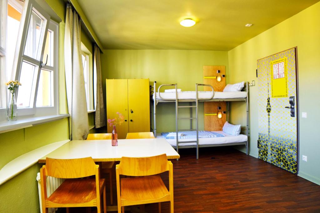 Номер (Односпальная кровать в общем номере с 4 кроватями и общей ванной комнатой) хостела Amstel House Hostel, Берлин