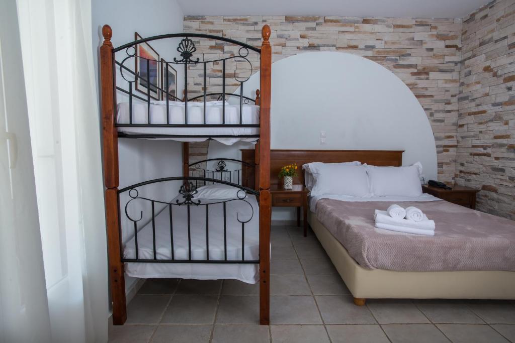 Четырехместный (Четырехместный номер) отеля Naxos Palace Hotel, Стелида