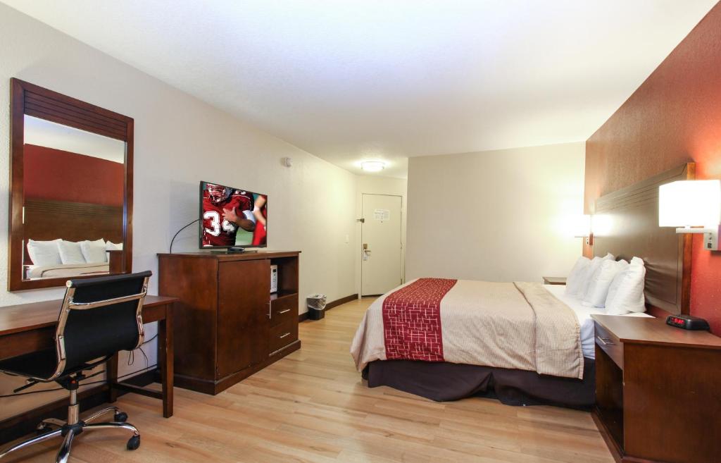 Двухместный (Номер с кроватью размера «king-size») мотеля Evergreen Inn & Suites Portland, Портленд