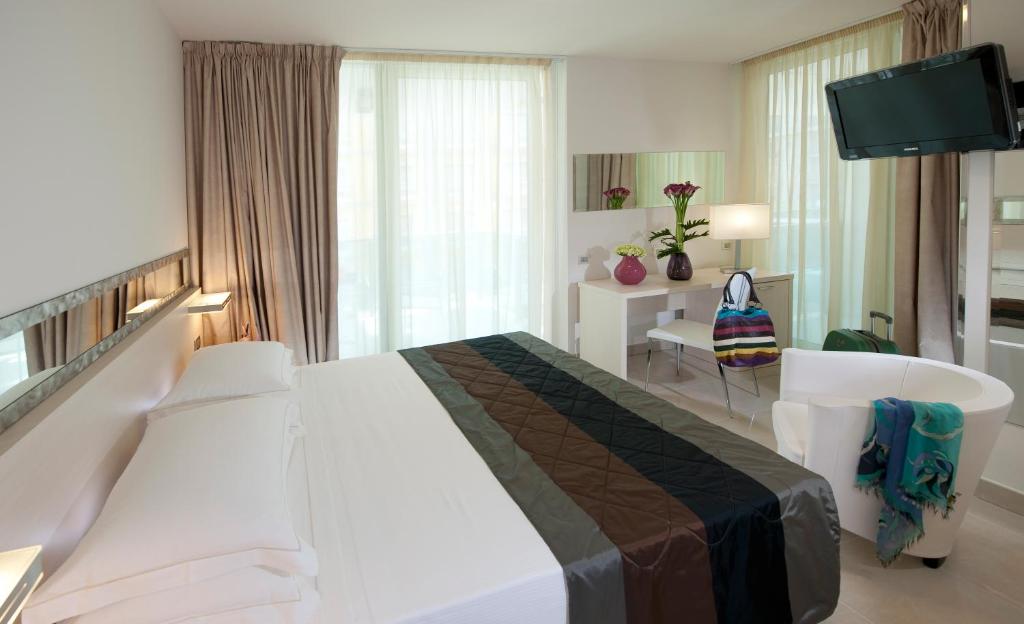 Двухместный (Улучшенный двухместный номер с 1 кроватью, балконом и частичным видом на море) отеля Mercure Hotel Rimini Artis, Римини