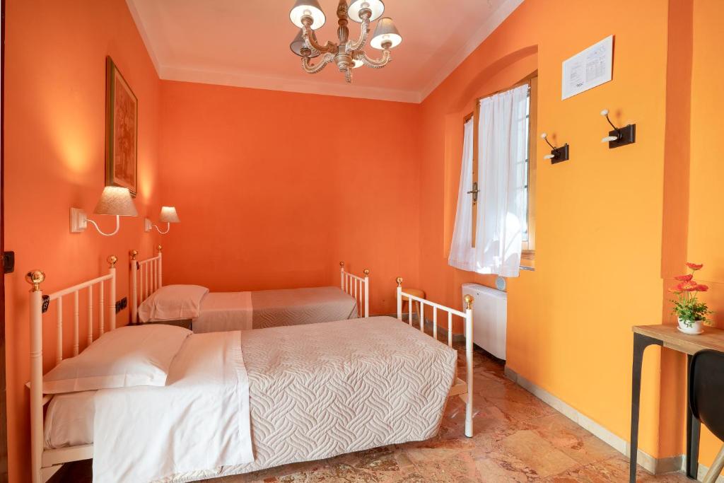 Двухместный (Двухместный номер с 2 отдельными кроватями и ванной комнатой) хостела Hostel Archi Rossi, Флоренция