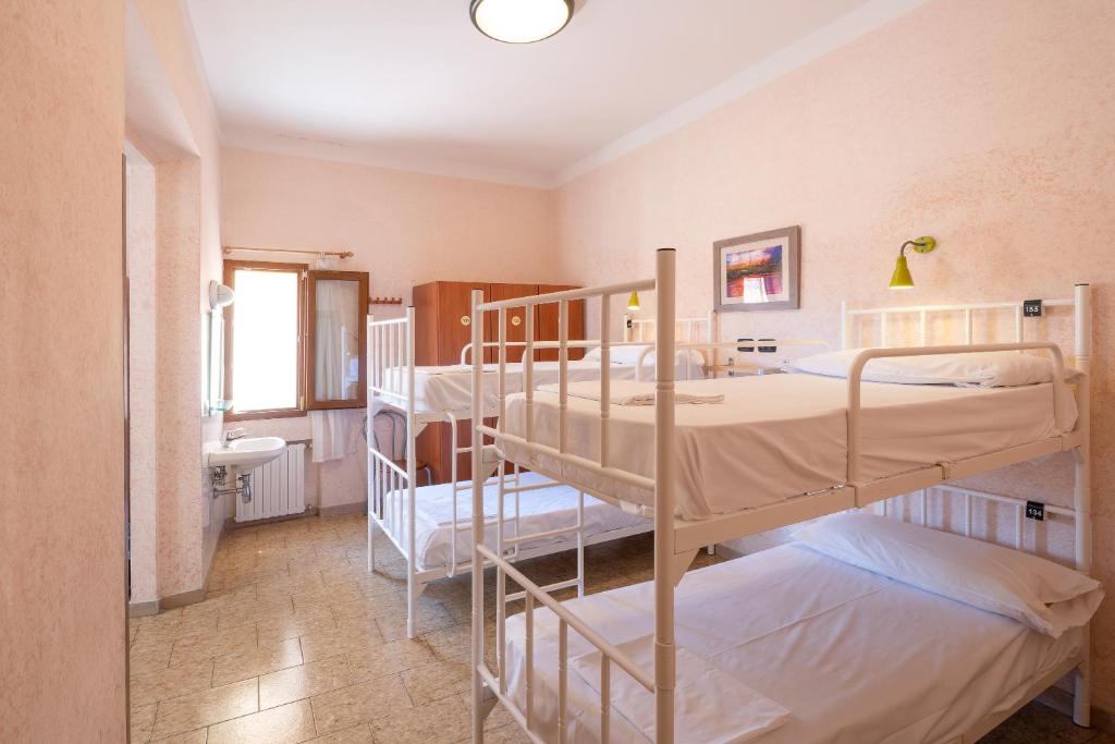 Номер (Кровать в общем номере для женщин с 4 кроватями) хостела Hostel Archi Rossi, Флоренция